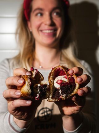 Predstavujeme vám dezert, ktorý v sebe spája všetko, čo máme radi. Poctivé maslové croissantové cesto, vláčne čokoládové...