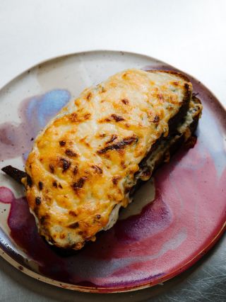 Túto sobotu si pre vás Lukáš pripravil raňajkový croque trochu inak. Má slabosť pre kôpor a to budete cítiť. 🤤 🥪 Základom...