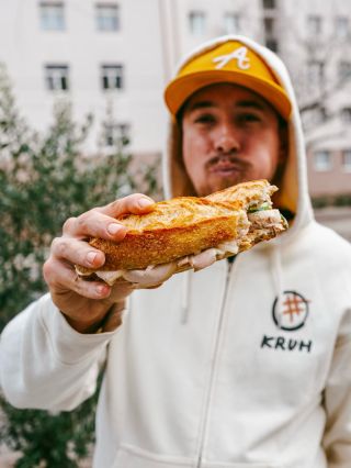 Démon zbožňuje Áziu. Jej chute, jej chaos, jej rovnováhu. A už zajtra vás do toho všetkého prenesie cez jeho Bánh mì...