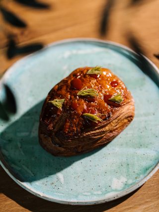 Tento víkend sme chrumkavé croissantové cesto v tvare kopýtka naplnili chuťami zimy a lesa. ❄️🌲 Klobása z daniela, syr...