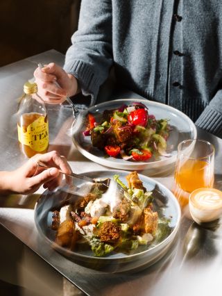 Teplé letné dni si pýtajú obed, ktorý nezaťaží. 🥗 A presne preto pripravil Peter na Páričkovej ľahké, svieže šaláty,...