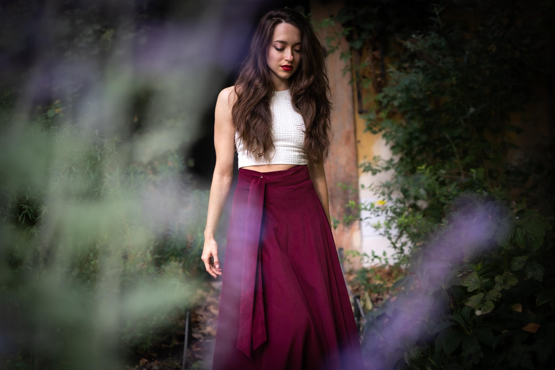 Bordó, barva vášně a elegance: příběh naší manšestrové sukně