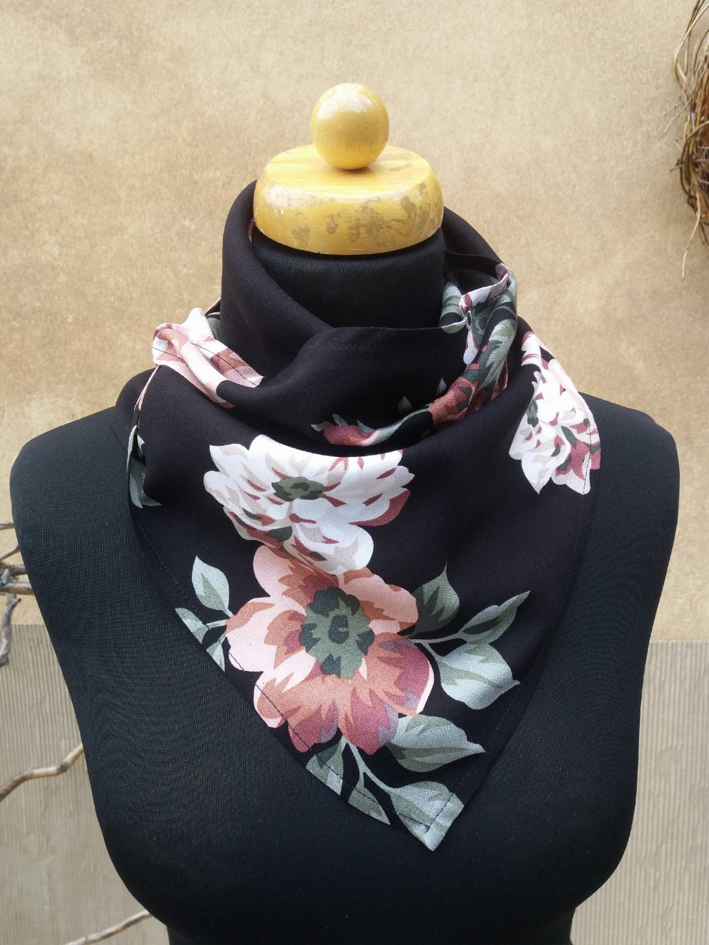 Viskozový šátek - černý s květy
