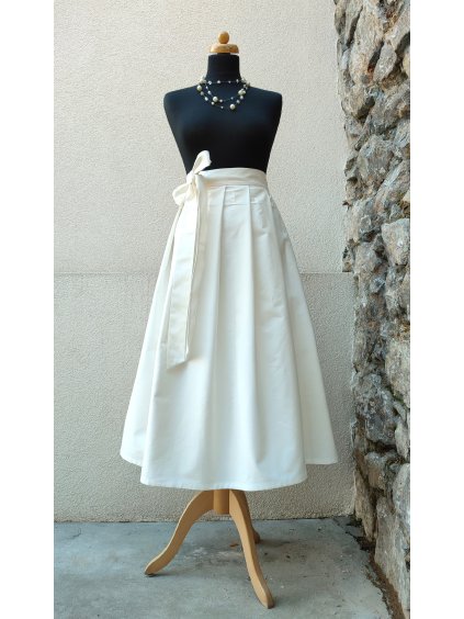 Delší bílá sukně