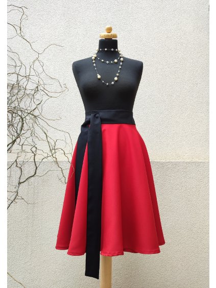 Krátká kolová sukně - s černým páskem