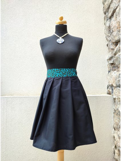 Černá sukně s africkým páskem a taškou