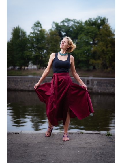 Dlouhá půlkolová sukně - bordó