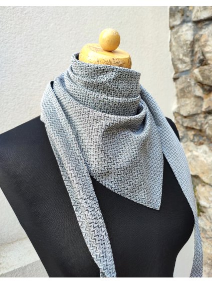 Šedý šátek s černým vzorkem