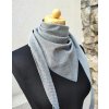 Šedý šátek s černým vzorkem