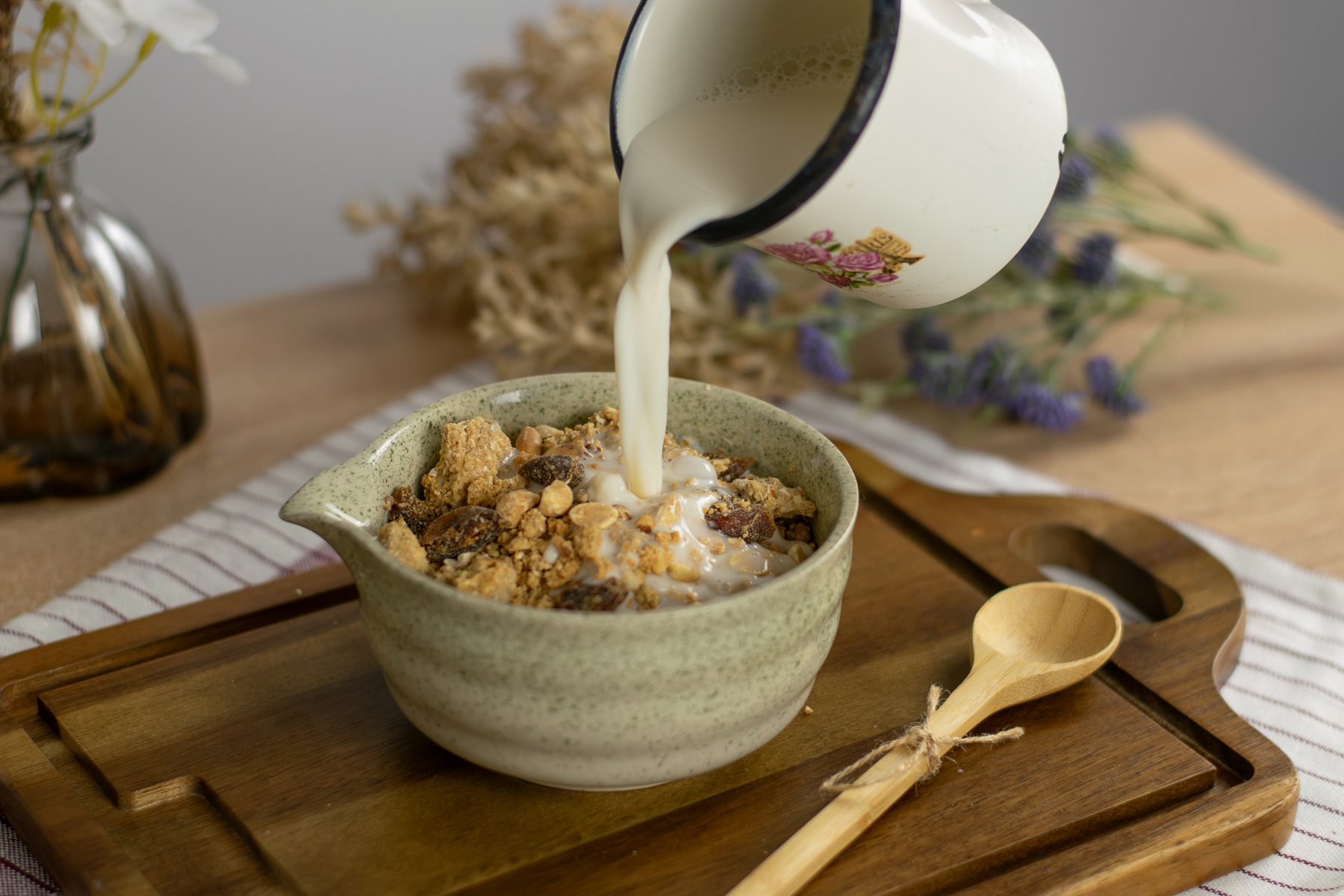 Arašidová granola s proteínom v miske, arašidové maslo je v nej namiesto oleja