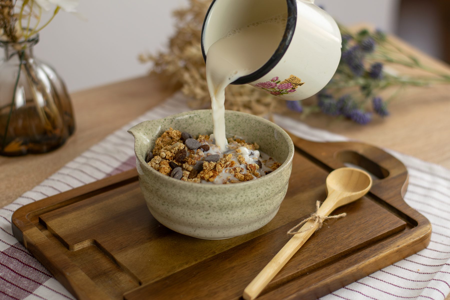 Čokoládová granola Pán Kukučka s mliekom