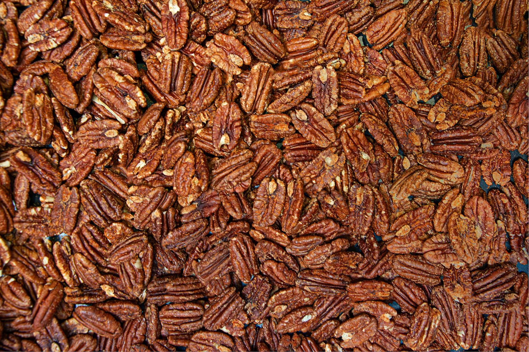 Cayenské pekany zblízka — prilnuté koreniny