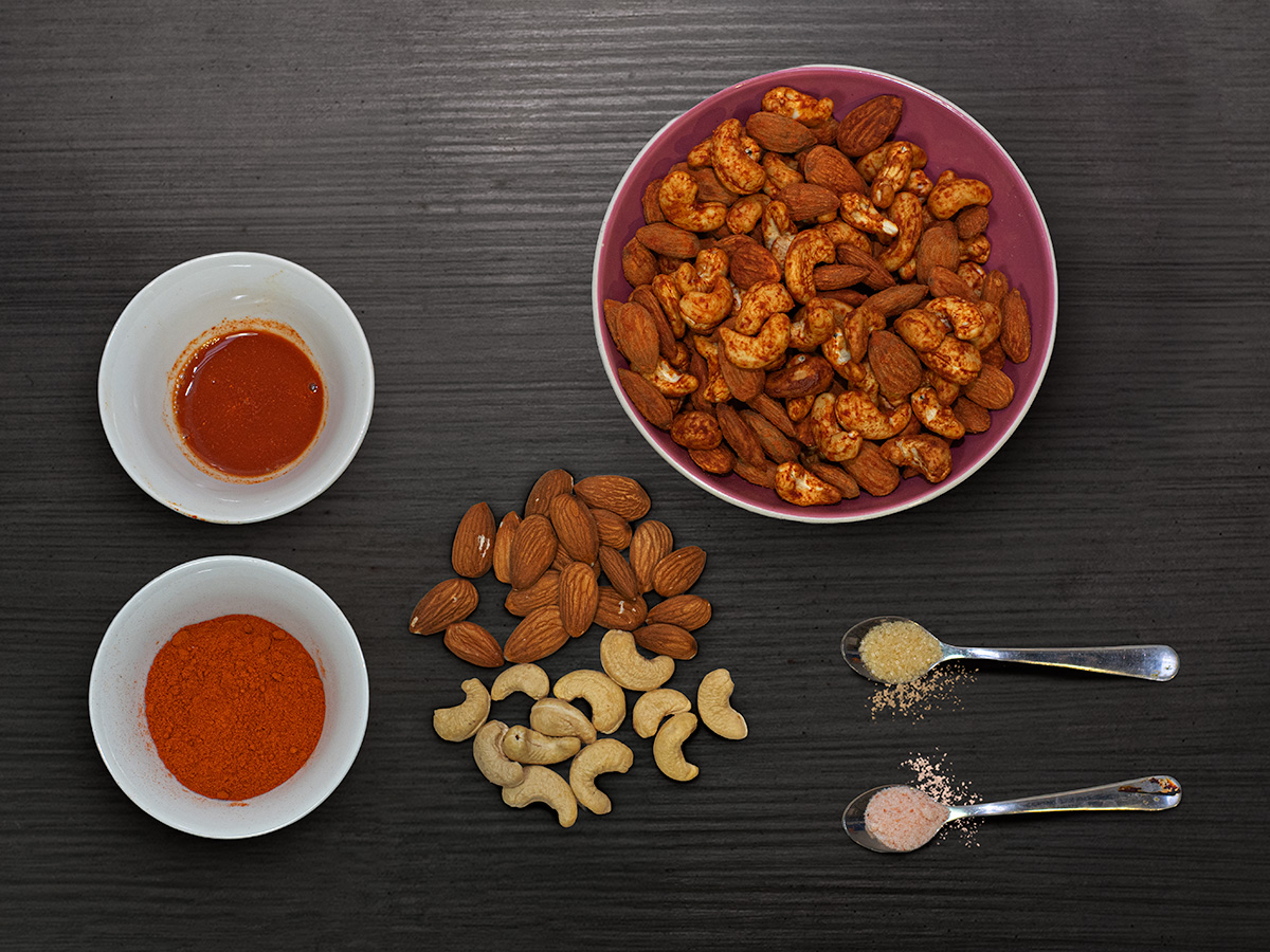 Habanero orechy a papriky — flatlay na tmavom dreve