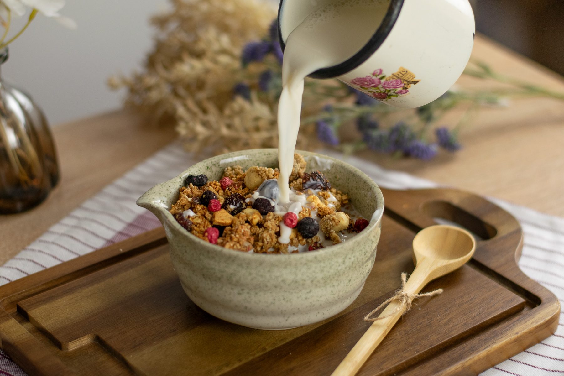 Granola s lesným ovocím a orechami Pán Kukučka s mliekom