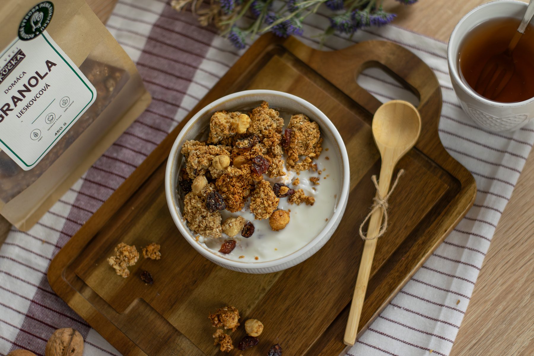 Makro lieskovcová granola — chrumkavé zhluky zblízka
