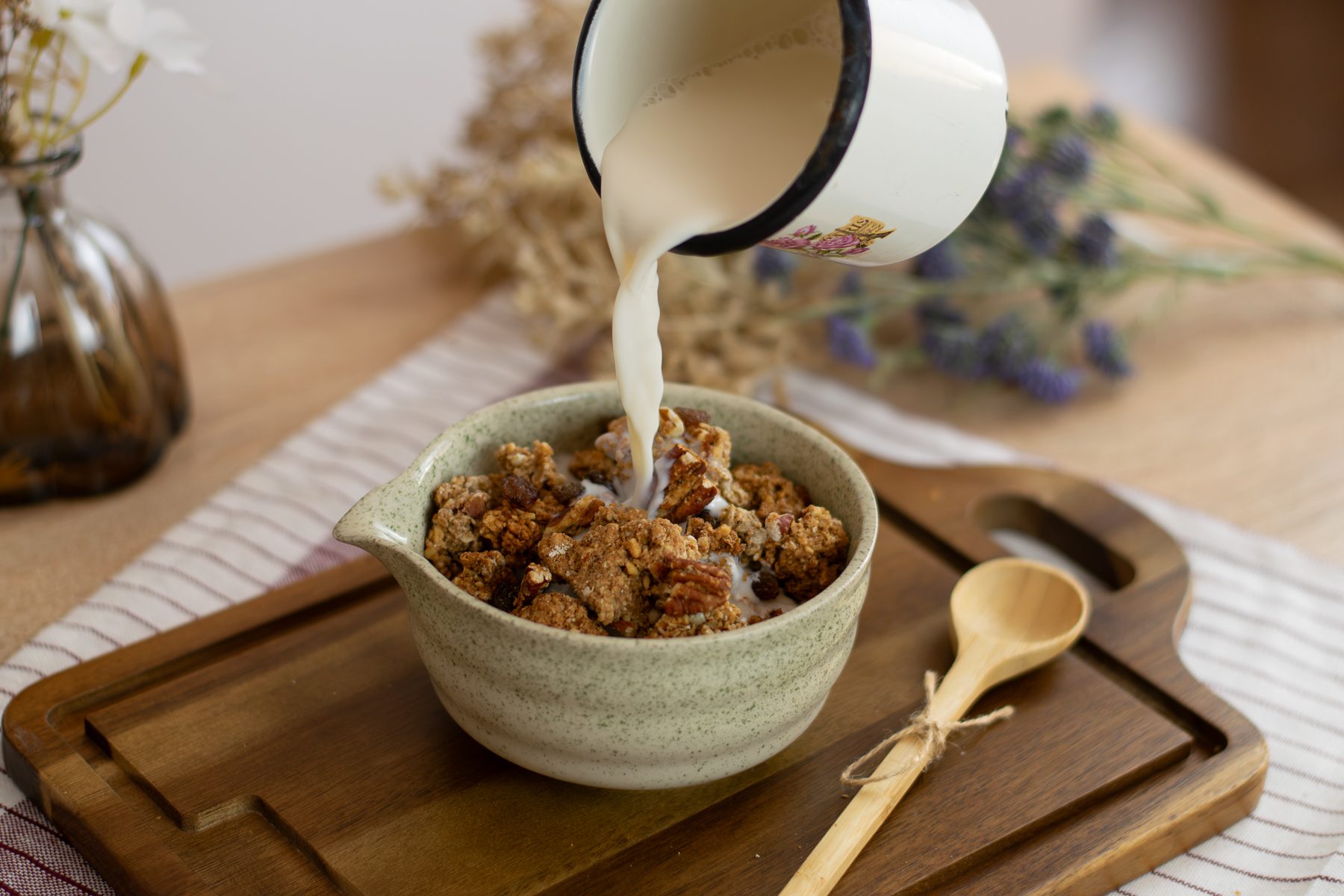 Pekanová granola Pán Kukučka s mliekom