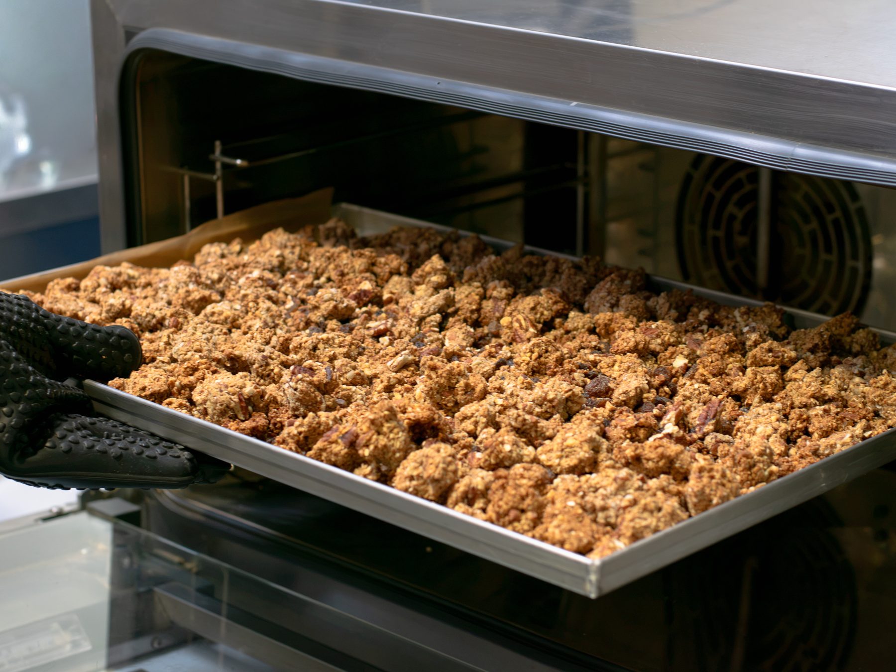 Pekanová granola na plechu v peci