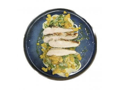 Kuřecí steak na petrželových špeclých s rukolou a omáčkou z pečeného česneku, petrželový olej