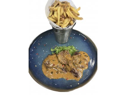 Hovězí medailonky, hranolky z brambor, pepřová omáčka