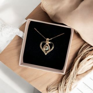 Někdy stačí drobný detail, aby vyjádřil všechno, co cítíte. 💖 Tento elegantní přívěsek ve tvaru srdce je ideálním symbolem...