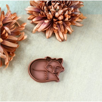 Vykrajovátko s razítkem Liška spící – originální podzimní motiv na sušenky a perníčky.