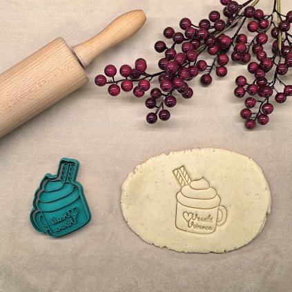 Plastové vykrajovátko s razítkem – originální design šálku kakaa.