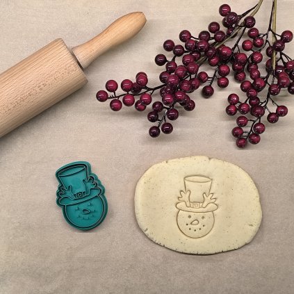 Vykrajovátko s razítkem Sněhulák s parůžky – detailní 3D otisk na vánoční sušenky.