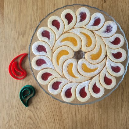 Vykrajovačky na linecké linecký talíř okvětní lístky