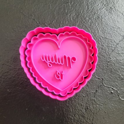 Vykrajovačka a razítko při tvorbě sušenek na Valentýn.