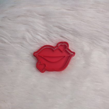 Plastové vykrajovátko Pusa s razítkem, perfektní pro romantické sušenky na Valentýna.