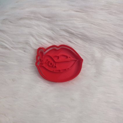 Vtipné vykrajovátko Pusa s nápisem HOT – perfektní pro Valentýnské sušenky.