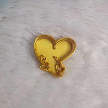 Vykrajovátko s razítkem Srdce s rostlinami – ideální pro romantické Valentýnské perníčky a sušenky.