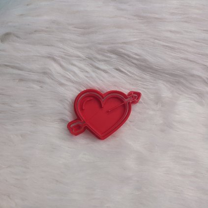 Romantické vykrajovátko Srdce se šípem na valentýnské sušenky a perníčky, perfektní pro sladká vyjádření lásky.