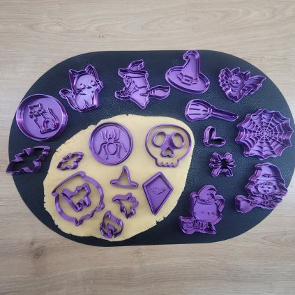 Čarodějnická sada vykrajovátek s razítky – perfektní pro Halloween a Dušičky, ideální pro tvorbu tematických perníčků.