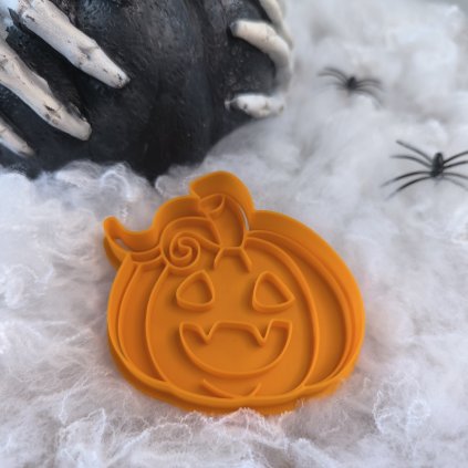 Originální design pro halloweenské pečení. Vytvořte strašidelné a vtipné sušenky a perníčky.