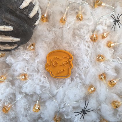 Strašidelný design pro halloweenské sušenky a perníčky, ideální pro kreativní pečení.