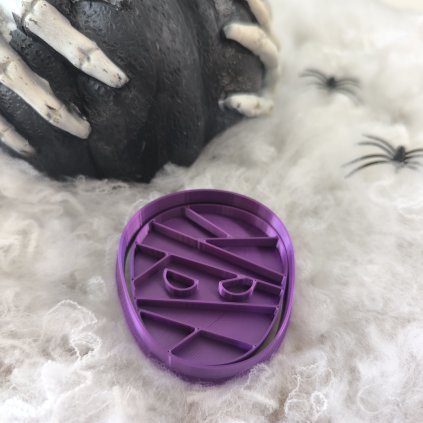 Plastové vykrajovátko pro snadnou tvorbu halloweenských sušenek.