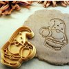 Plastové vykrajovátko s razítkem – detailní vzor skřítka s dýní pro kreativní podzimní pečení.