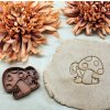 Plastové vykrajovátko s razítkem – jemný vzor hub pro kreativní podzimní pečení.