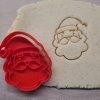 Plastové vykrajovátko s razítkem – veselý vousatý Santa Claus na vánoční sušenky.
