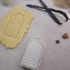 Plastové vykrajovátko s razítkem Domeček – český výrobek pro kreativní vánoční pečení.