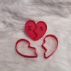 Vykrajovátko Srdce půlené s iniciály – ideální pro vytváření osobních Valentýnských sušenek a perníčků.
