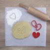 Plastové vykrajovátko Srdce půlené s iniciály – originální a vtipné nástroje na pečení pro romantické oslavy.