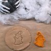 Přidejte kouzlo a zábavu do halloweenského pečení s tímto vtipným designem ducha.