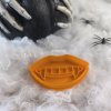 3D plastové vykrajovátko s razítkem ideální pro halloweenské pečení sušenek.