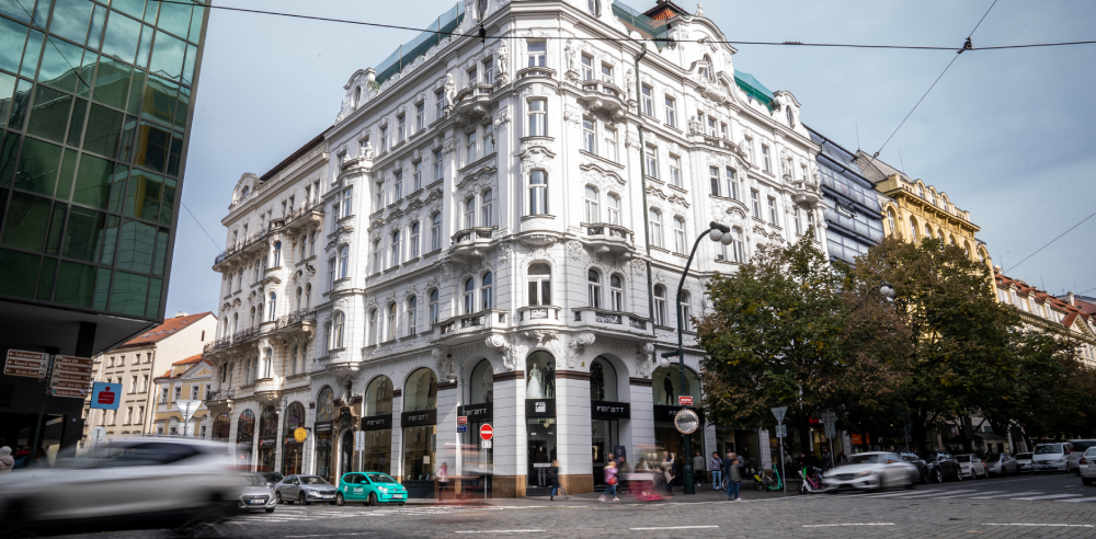FERATT NÁRODNÍ 31: Největší prodejna pánské společenské módy v centru Prahy