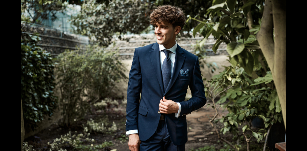 Stylový oblek na maturák? Tmavě modrý KENT vám otevře dveře k eleganci