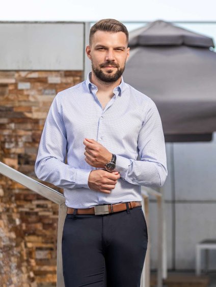 světle modrá košile