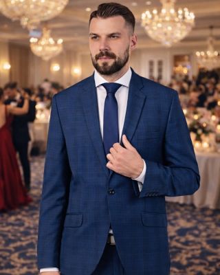 Dobře padnoucí oblek je základ, ale skutečná síla je v detailech. Plesová sezóna si žádá dokonalost, a proto si ve Feratt...