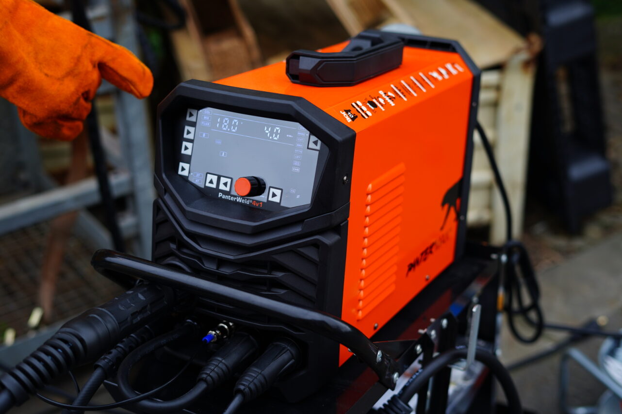 Porovnanie AC a DC zvárania: Kedy použiť ktoré?